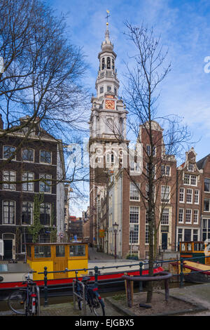 Vista sul canale Raamgracht verso la torre di Zuiderkerk ("sud chiesa") (1603-1611), Amsterdam, Paesi Bassi. Foto Stock