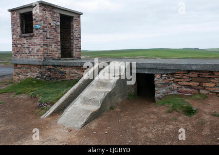 Resti della Seconda Guerra Mondiale la Marina vicino campo di formazione di difesa contraerea Stabilimento di Yesnaby sulla terraferma Orkney. Foto Stock