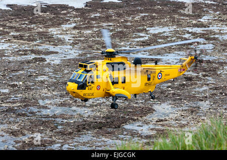 RAF Salvataggio in elicottero passando sotto le scogliere del Nord Foreland nel Kent. Foto Stock