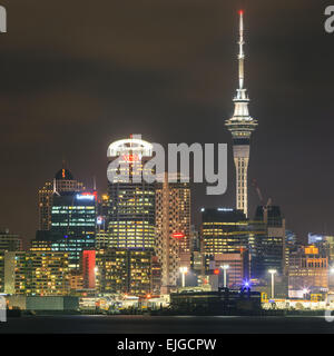 Auckland di notte da Devonport. Foto Stock