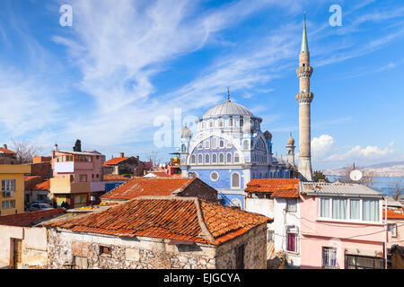 Street view con le vecchie abitazioni e Fatih Camii (Esrefpasa) vecchia moschea, Izmir, Turchia Foto Stock