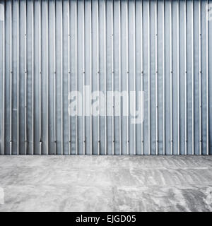 Abstract garage vuoto interiore con metallo nervata parete e pavimento in calcestruzzo Foto Stock