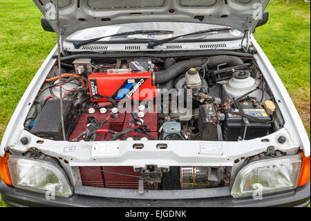 Sotto il cofano di un vecchio 1971 Ford Fiesta (popolare) convertito per funzionare su elettricità Foto Stock