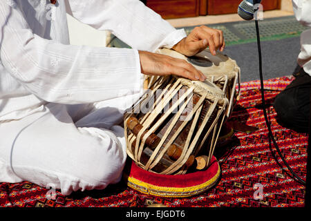 L'uomo gioca sulla tradizionale tabla indiane tamburi. Primo piano Foto Stock