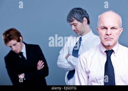 Ridimensionamento dello staff significa spesso problemi generazionale tra giovani e anziani dove il più forte sopravvive Foto Stock