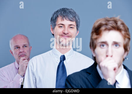 Ridimensionamento dello staff significa spesso problemi generazionale tra giovani e anziani dove il più forte sopravvive Foto Stock