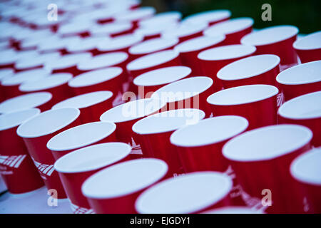 Maratona di Chicago tazze di acqua 2012 Foto Stock