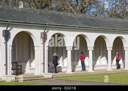 I visitatori della Air Forces Memorial, Runnymede pausa nel chiostro porticato e visualizzare le scritte sui Pannelli commemorativi Foto Stock