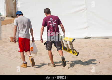 Mantenere la calma siamo il marquee equipaggio presso il tendone di nozze sulla spiaggia di Bournemouth nel luglio Foto Stock