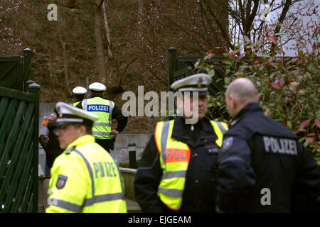 Duesseldorf, Germania. 26 Mar, 2015. La polizia sicuro di un ingresso che conduce all'edificio di appartamenti del co-pilota della Germanwings volo 4U 9525, a Duesseldorf in Germania, 26 marzo 2015. Tutti a bordo è stato ucciso quando la Germanwings aereo si schianta in Francia il 24 marzo 2015. © dpa picture alliance/Alamy Live News Foto Stock