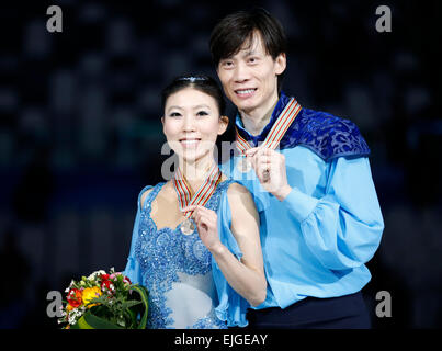 Shanghai Oriental Sports Centre di Shanghai. 26 Mar, 2015. Bronze medalists Cinese Qing Pang/Tong Jian pongono durante la cerimonia di premiazione per le coppie in ISU World Figure Skating Championships 2015 in corona allo stadio al coperto, Oriental Sports Center in Cina a Shanghai il 26 marzo 2015. Credito: Wang Lili/Xinhua/Alamy Live News Foto Stock