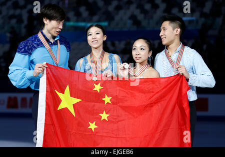 Shanghai Oriental Sports Centre di Shanghai. 26 Mar, 2015. Silver medalists cinese Wenjing Sui / Cong Han (R) e bronzo medalists Cinese Qing Pang/Tong Jian posano con una bandiera cinese durante la cerimonia di premiazione per le coppie in ISU World Figure Skating Championships 2015 in corona allo stadio al coperto, Oriental Sports Center in Cina a Shanghai il 26 marzo 2015. Credito: Wang Lili/Xinhua/Alamy Live News Foto Stock