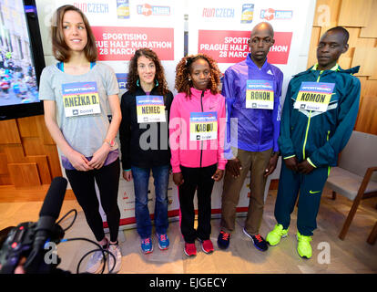 Guide di scorrimento da sinistra a destra Anezka Drahotova di Repubblica Ceca, Lisa Christina Nemec della Croazia, Lucy Kabuu del Kenya, Geoffrey Ronoh del Kenya e Leonard Komon del Kenya in posa per una foto durante la conferenza stampa prima di Sportisimo Praga Internazionale Mezza Maratona 2015, a Praga, Repubblica ceca, 26 marzo 2015. (CTK foto/Vondrous Romano) Foto Stock