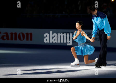 Shanghai Oriental Sports Centre di Shanghai. 26 Mar, 2015. Pang Qing (L) e Tong Jian della Cina ave per la folla durante la cerimonia di premiazione per le coppie pattinaggio gratuito nel segmento ISU World Figure Skating Championships 2015 in corona allo stadio al coperto, Oriental Sports Center in Cina a Shanghai il 26 marzo 2015. Pang Qing e Tong Jian ha preso la medaglia di bronzo con 212.77 punti in totale. Credito: Wang Lili/Xinhua/Alamy Live News Foto Stock