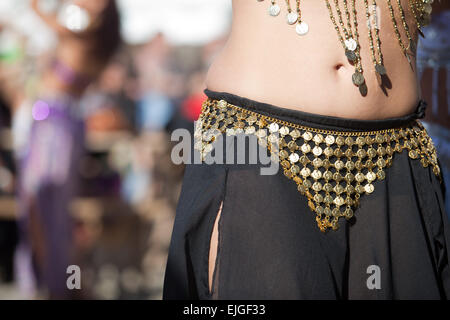 Danzatrici del ventre dettaglio ballare con la musica araba street band presso il Festival Almossasa, Marvao, Portogallo Foto Stock