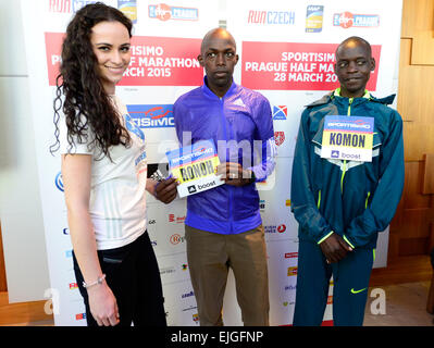 Da sinistra a destra Miss ceca Tereza Skoumalova e corridori Geoffrey Ronoh del Kenya e Leonard Komon del Kenya in posa per una foto durante la conferenza stampa prima di Sportisimo Praga Internazionale Mezza Maratona 2015, a Praga, Repubblica ceca, 26 marzo 2015. (CTK foto/Vondrous Romano) Foto Stock