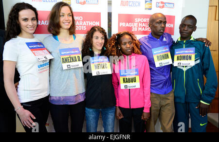 Da sinistra a destra Miss ceca Tereza Skoumalova e guide Drahotova Anezka di Repubblica Ceca, Lisa Christina Nemec della Croazia, Lucy Kabuu del Kenya, Geoffrey Ronoh del Kenya e Leonard Komon del Kenya in posa per una foto durante la conferenza stampa prima di Sportisimo Praga Internazionale Mezza Maratona 2015, a Praga, Repubblica ceca, 26 marzo 2015. (CTK foto/Vondrous Romano) Foto Stock