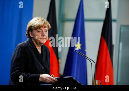 Berlino, Germania. 26 Mar, 2015. Il cancelliere tedesco dare una dichiarazione dopo la terribile nuove notizie circa il crash aereo - realizzato presso la cancelleria federale della Repubblica federale di Germania il 26 marzo 2015 a Berlino, Germania. / Il Cancelliere tedesco Angela Merkel durante le dichiarazioni dopo conosce il primo risultato delle indagini circa il tedesco crash aereo. Credito: Reynaldo Chaib Paganelli/Alamy Live News Foto Stock