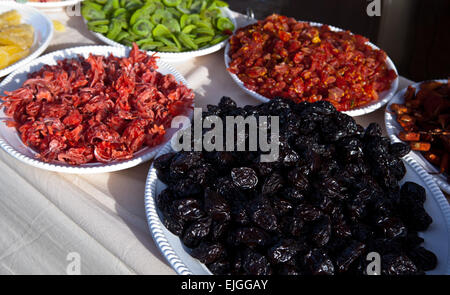 Un assortimento di frutta secca in grandi lastre di bianco, pronti per la vendita Foto Stock