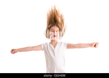 Bionda ragazza di capretto frastagliata del salto di vento forte sui capelli a sfondo bianco Foto Stock