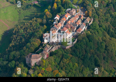 Francia, Bas Rhin (67), Alsace bossue, il castello e il borgo di La Petite Pierre (vista aerea) Foto Stock