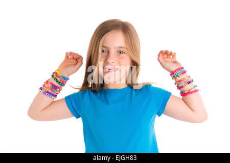 Telaio di tessitura dei nastri di gomma bracciali bionda kid ragazza sorridente braccia aperte gesto su sfondo bianco Foto Stock