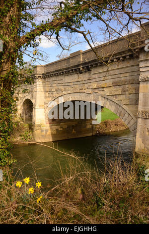 Acquedotto Avoncliff, portante il Kennet & Avon canal oltre il fiume Avon e adiacente la ferrovia. Foto Stock