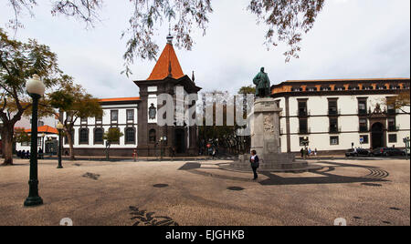 Statua di Joao Goncalves Zarco al di fuori della Banca del Portogallo (Banco de Portugal) Funchal Madeira Foto Stock