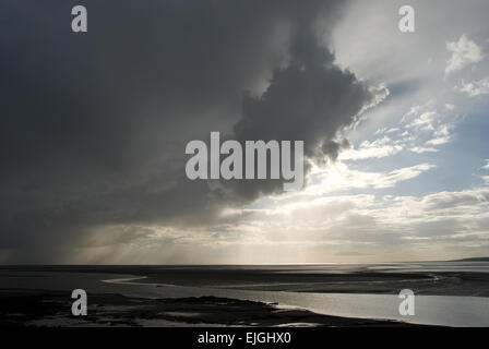 Il fronte meteo si raduna sulla baia di Morecambe nel Lancashire con la luce che gioca sulle nuvole e sulla baia Foto Stock