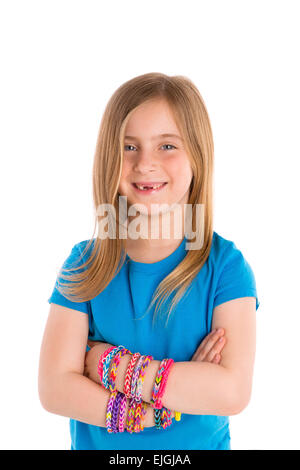 Telaio di tessitura dei nastri di gomma bracciali bionda kid ragazza sorridente bracci incrociati su sfondo bianco Foto Stock