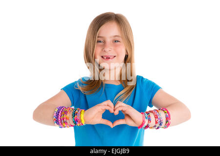 Telaio di tessitura dei nastri di gomma bracciali bionda ragazza di capretto forma di cuore dita su bianco Foto Stock