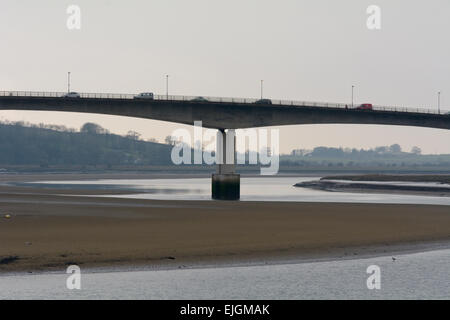 Strada pedonale e ponte sul fiume Taw in Barnstaple, Devon, Inghilterra Foto Stock