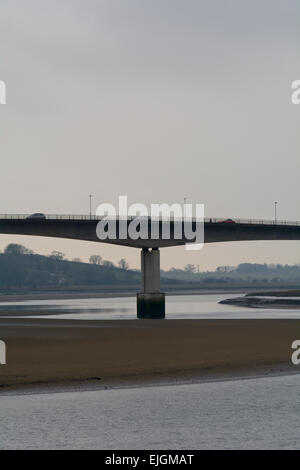 Strada pedonale e ponte sul fiume Taw in Barnstaple, Devon, Inghilterra Foto Stock