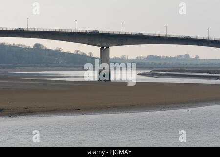 Strada pedonale e ponte sul fiume Taw in Barnstaple, Devon, Inghilterra Foto Stock