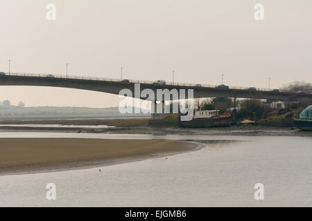 Strada pedonale e ponte sul fiume Taw in Barnstaple, Devon, Inghilterra Foto Stock