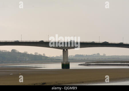 Strada pedonale e ponte sul fiume Taw in Barnstaple, Devon, Inghilterra Foto Stock