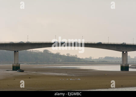 Strada pedonale e ponte sul fiume Taw in Barnstaple, Devon, Inghilterra Foto Stock