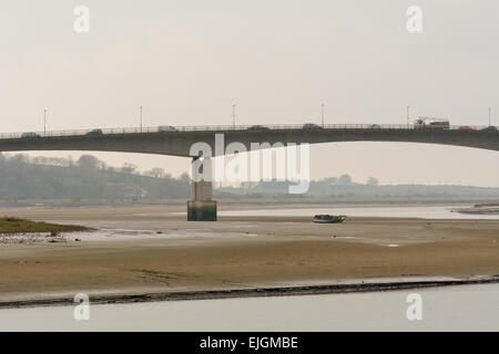 Strada pedonale e ponte sul fiume Taw in Barnstaple, Devon, Inghilterra Foto Stock