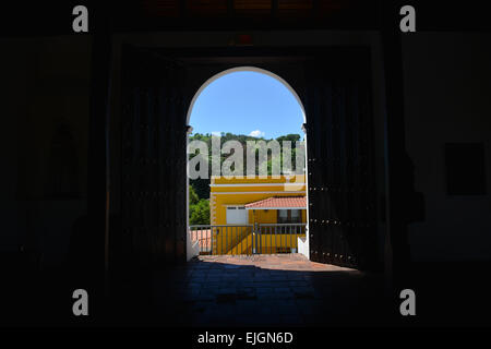 Vista dall'interno del Museo di Arte Sacra di Santo Domingo de Porta Coeli. San German, Puerto Rico. Territorio statunitense. Foto Stock