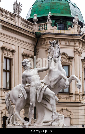 Statua di un uomo che combatte contro un cavallo in Vienna. Foto Stock