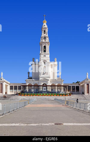 Santuario di Fatima, Portogallo. Basilica di Nossa Senhora do Rosario e il colonnato nella città di Fatima. Fatima è un importante cattolica santuario mariano Foto Stock