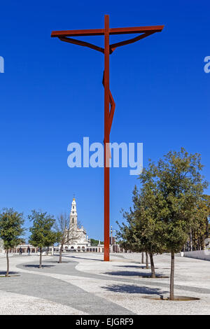 Santuario di Fatima, Portogallo. La nuova croce alta da Robert Schad con la Basilica di Nostra Signora del Rosario in background. Foto Stock