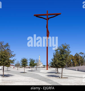 Santuario di Fatima, Portogallo. La nuova croce alta da Robert Schad con la Basilica di Nostra Signora del Rosario in background. Foto Stock