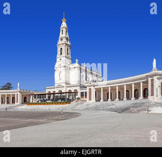 Santuario di Fatima, Portogallo. Basilica di Nossa Senhora do Rosario e il colonnato nella città di Fatima. Fatima è un importante cattolica santuario mariano Foto Stock