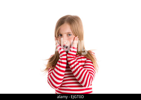 Blonde kid ragazza triste sorpresa gesto gesto di espressione mani in faccia su bianco Foto Stock