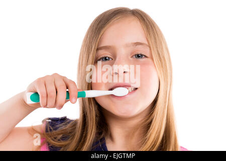 Blonde kid frastagliata ragazza la pulizia dei denti spazzolino da denti su sfondo bianco Foto Stock