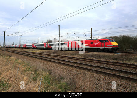 82200 treni del Virgin società operativa, 82 classe alta velocità del treno elettrico, East Coast Main Line Railway, Peterborough, Cambridge Foto Stock