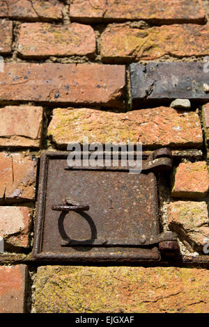 Tyneham, UK. 26 Mar, 2015. Camino rimane - Tyneham villaggio fu evacuata nel 1943 in preparazione per la seconda guerra mondiale ed è stato abbandonato da allora. L'esercito MOD varia in Oriente Lulworth sono occasionalmente aperta per il pubblico in generale alla visita che permette ai visitatori di passeggiare attraverso le strade vuote e case abbandonate. La 225 sfollati residenti del villaggio aveva intenzione di tornare come la disposizione a cogliere il villaggio è stata solo temporanea, per ultima la durata della guerra ma è stata successivamente obbligatoria acquistati nel 1948. Credito: Wayne Farrell/Alamy Live News Foto Stock
