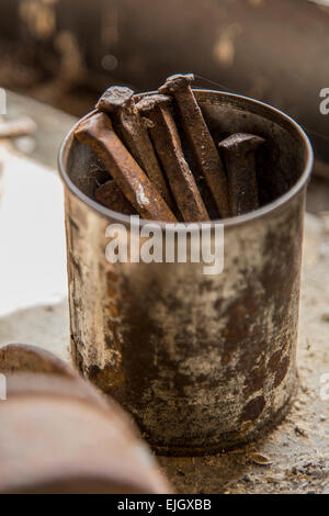 Tyneham, UK. 26 Mar, 2015. Reliquie nascoste - Tyneham villaggio fu evacuata nel 1943 in preparazione per la seconda guerra mondiale ed è stato abbandonato da allora. L'esercito MOD varia in Oriente Lulworth sono occasionalmente aperta per il pubblico in generale alla visita che permette ai visitatori di passeggiare attraverso le strade vuote e case abbandonate. La 225 sfollati residenti del villaggio aveva intenzione di tornare come la disposizione a cogliere il villaggio è stata solo temporanea, per ultima la durata della guerra ma è stata successivamente obbligatoria acquistati nel 1948. Credito: Wayne Farrell/Alamy Live News Foto Stock