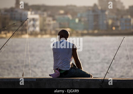 Uomo locale pesca dal Malecon. Foto Stock